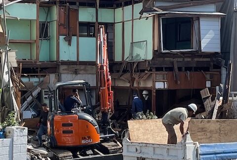 解体される空き家
